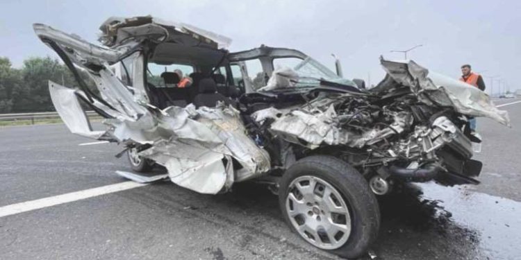 Dinlenme tesisine girmek isterken faciayı yaşadılar: 1’i ağır 3 yaralı