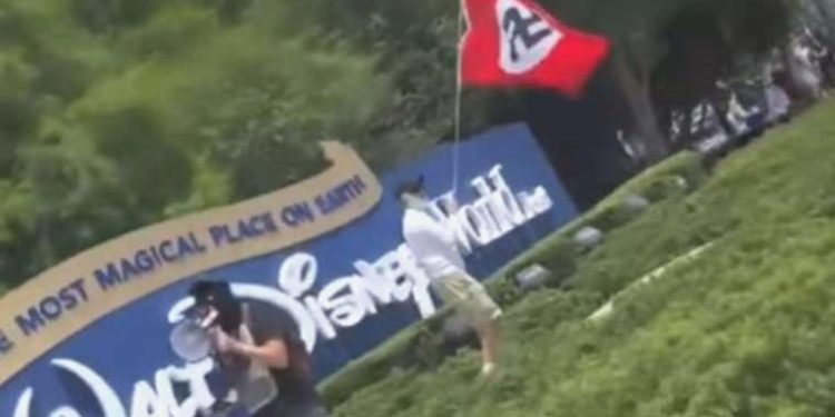 Disney’in varisinden Nazi bayraklarıyla yapılan ırkçı şova reaksiyon: ‘Büyükbabam mezarında aykırı dönüyor’