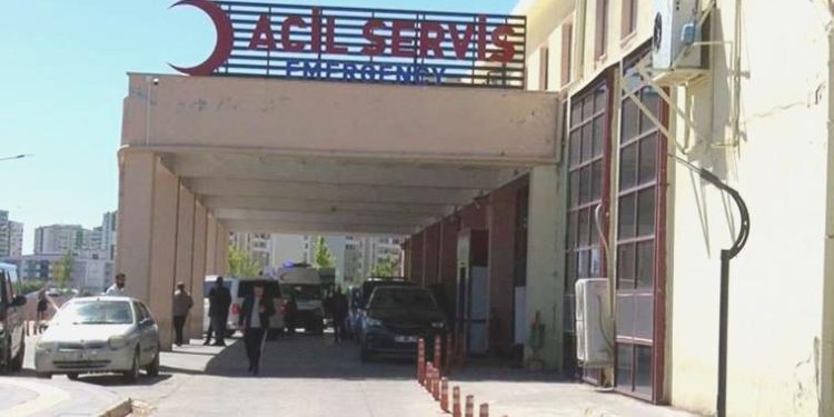 Diyarbakır’da bir çocuk annesini yaralayan korucu başı babasını vurdu!