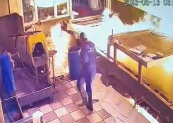 Dokumacılık fabrikasında baskı makinesi alev aldı: 3 personel yaralandı