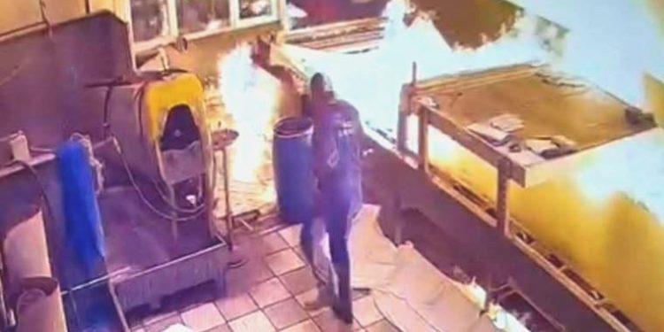 Dokumacılık fabrikasında baskı makinesi alev aldı: 3 personel yaralandı