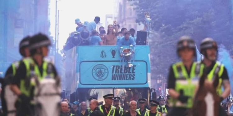Dönemi 3 kupayla kapatan Manchester City, kent tipi attı