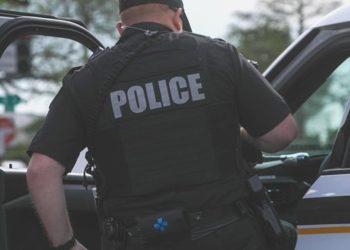 Dört yaşındaki kız çocuğu konuttaki silahla kendini vurdu