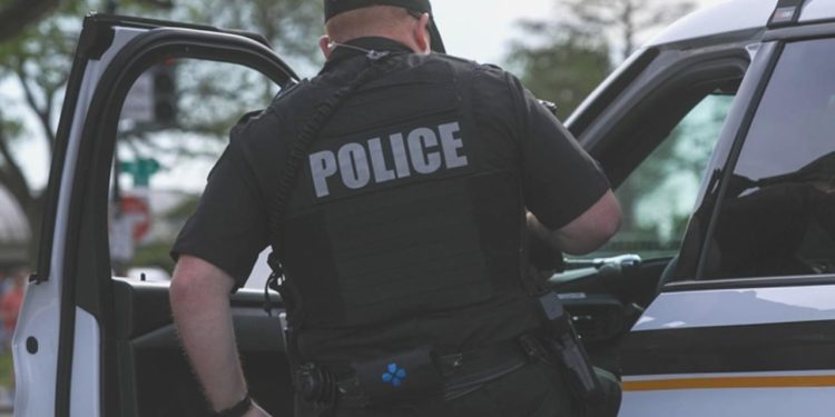 Dört yaşındaki kız çocuğu konuttaki silahla kendini vurdu