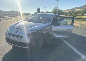 Elazığ’da araba bariyerlere çarptı: 3’ü çocuk 4 yaralı
