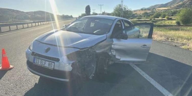 Elazığ’da araba bariyerlere çarptı: 3’ü çocuk 4 yaralı