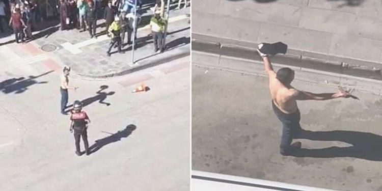 Elinde bıçakla caddeye çıktı: Etrafına hakaretler savurdu