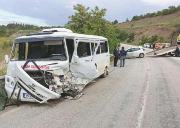 Emekçi minibüsü ile araba çarpıştı: 13 yaralı