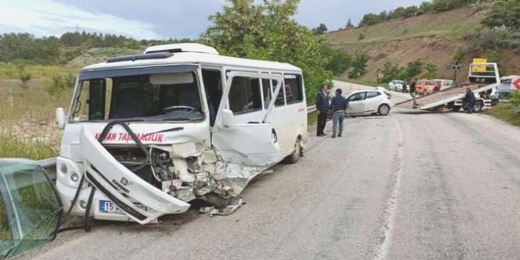 Emekçi minibüsü ile araba çarpıştı: 13 yaralı