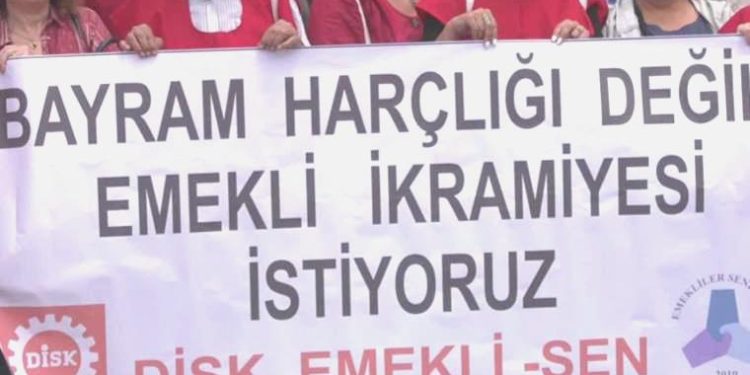 Emeklilerden ‘ikramiye ve maaş iyileştirmesi’ aksiyonu: ‘Şeker alacak paramız yok, markete gidemiyoruz’