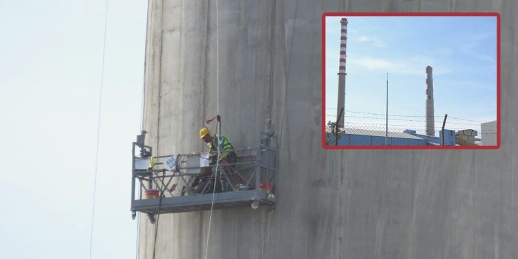 Endişe dolu anlar: 2 personel halatı kopan asma iskelede mahsur kaldı… O imajlar