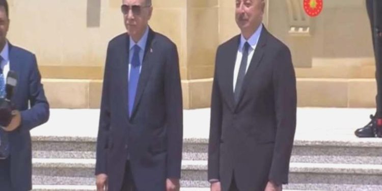 Erdoğan, Bakü’de resmi merasimle karşılandı