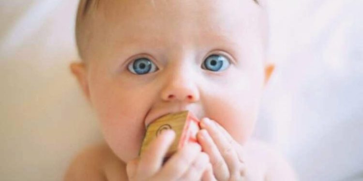 Erkek bebekler birinci yıl kız bebeklerden daha fazla konuşuyor