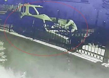 Erzurum’da araba park halindeki kamyonete çarptı: 1 meyyit, 1 yaralı