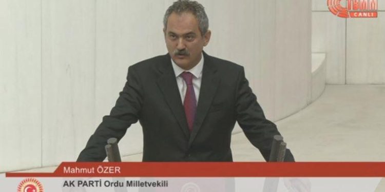 Eski Ulusal Eğitim Bakanı Mahmut Özer yemin metnini tek seferde okuyamadı