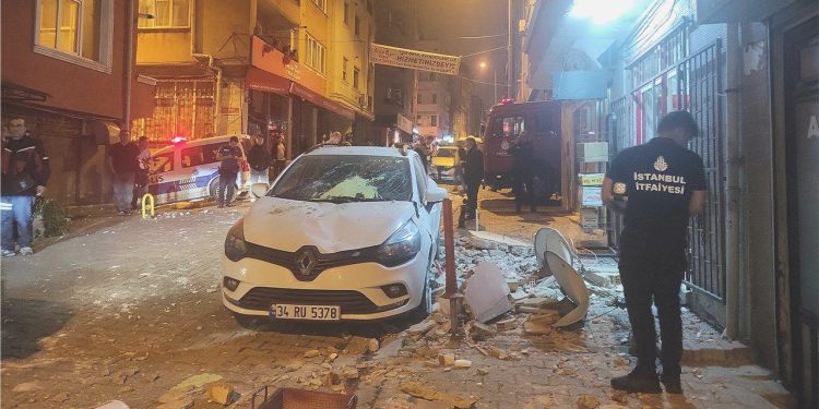 Faciadan dönüldü: Balkon çöktü kopan beton modülleri arabanın üzerine düştü