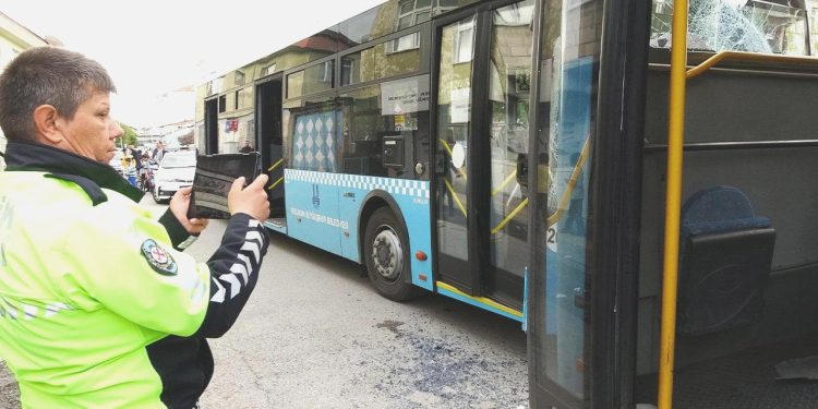 Faciadan dönüldü! İki belediye otobüsü çarpıştı, 15 yolcu yaralandı