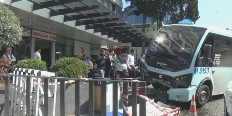 Faciadan dönüldü… Pendik’te yolcu minibüsü hastanenin bahçesine daldı