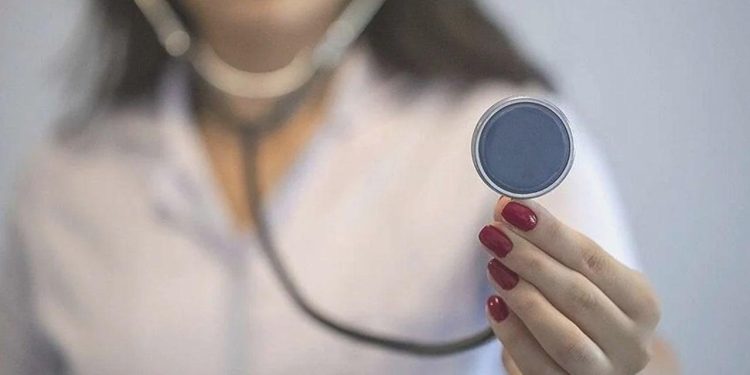 Farklı partiye oy veren hemşireye hakaret ettiği sav edilen hekim ve eşi açığa alındı