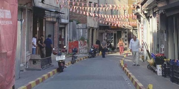 Fatih’te tarihi çeşmeyi sarı kırmızı renge boyadılar