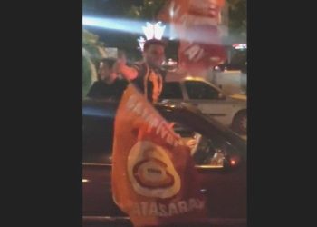 Fenerbahçeli taraftar Galatasaray’ın şampiyonluğunu bu türlü kutladı