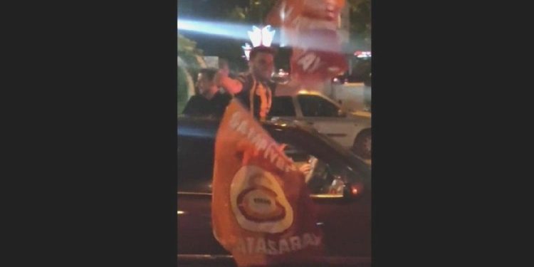 Fenerbahçeli taraftar Galatasaray’ın şampiyonluğunu bu türlü kutladı