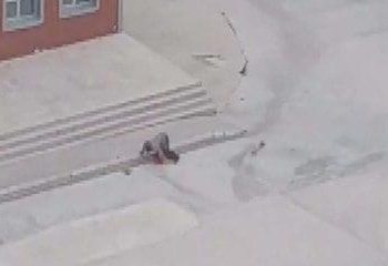 Fırtınada yürüyemeyen adamın imdadına polis yetişti