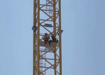 Fiyatlarını alamayan emekçiler inşaatı durdurdu, vince çıktı!