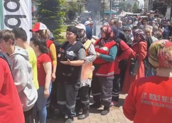 Fiyatsız köfte ekmek kuyruğu… Yüzlerce kişi sıraya girdi, kuyruğun ucu bucağı gözükmedi