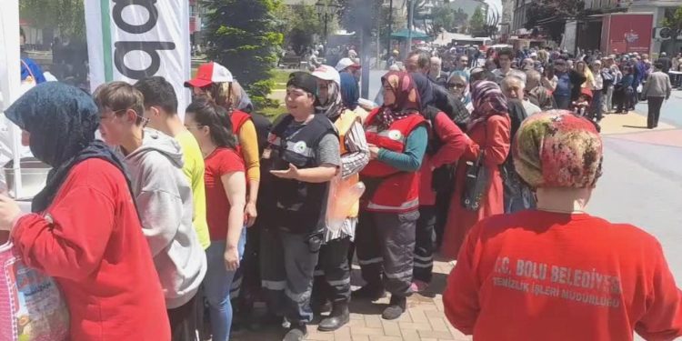 Fiyatsız köfte ekmek kuyruğu… Yüzlerce kişi sıraya girdi, kuyruğun ucu bucağı gözükmedi