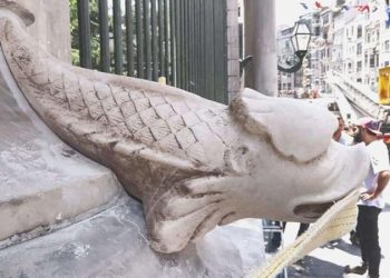 Galatasaray Lisesi kapısındaki kayıp yılan heykelinin yerine kopyası yerleştirildi