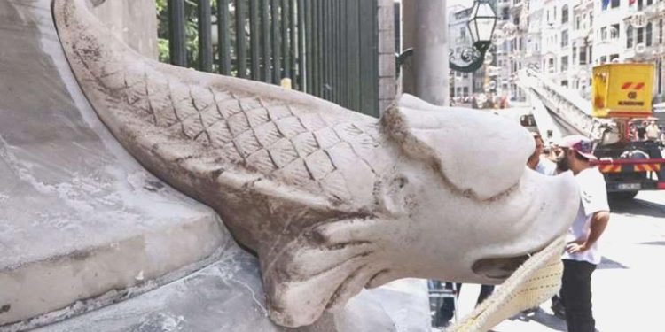 Galatasaray Lisesi kapısındaki kayıp yılan heykelinin yerine kopyası yerleştirildi