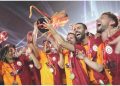 Galatasaray şampiyonluk kupasını kaldırdı