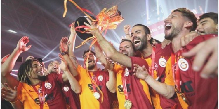 Galatasaray şampiyonluk kupasını kaldırdı