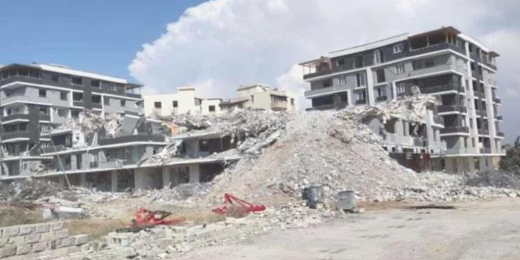 Gaziantep’te ağır hasarlı binayı yıkan kepçe operatörü enkaz altında kaldı