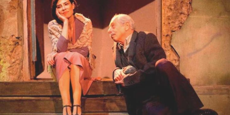 Genco Erkal’ın uyarlayıp yönettiği ve oynadığı ‘Yaşamaya Dair’ bugün CKM’de: Hasret, hüzün, coşku ve ‘Yaşamaya Dair’