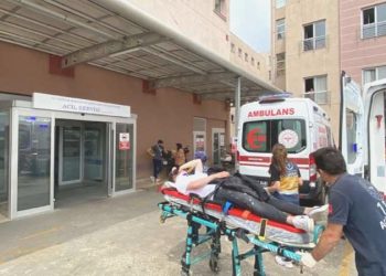 Geri hareket yapan araba öğrencilere çarptı: 2 yaralı