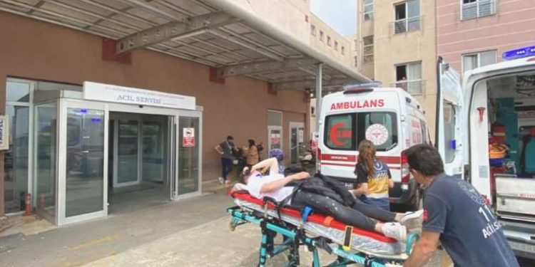 Geri hareket yapan araba öğrencilere çarptı: 2 yaralı