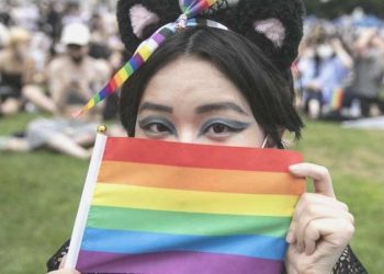 Güney Kore’de LGBT onur şenliğini engellemek isteyen zabıtalar polisle çatıştı