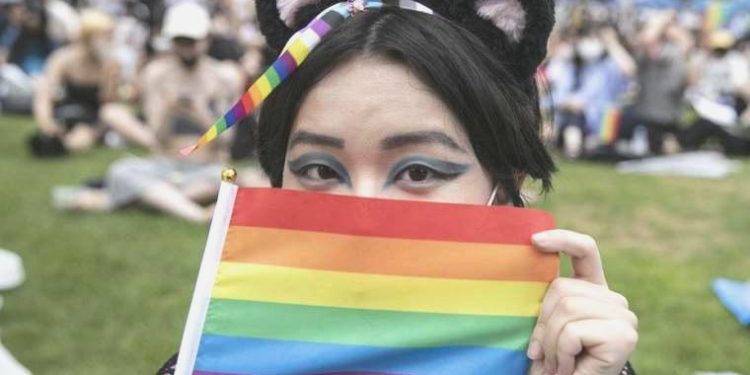 Güney Kore’de LGBT onur şenliğini engellemek isteyen zabıtalar polisle çatıştı