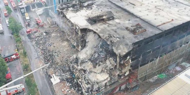 Günlerdir yanıyordu…  Başakşehir’deki fabrikada çıkan yangın 70 saat sonra söndürüldü!