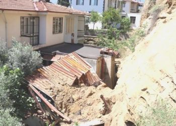 Heyelan sonrası mahalleli huzursuz: ‘Evlerimize girmeye korkuyoruz’