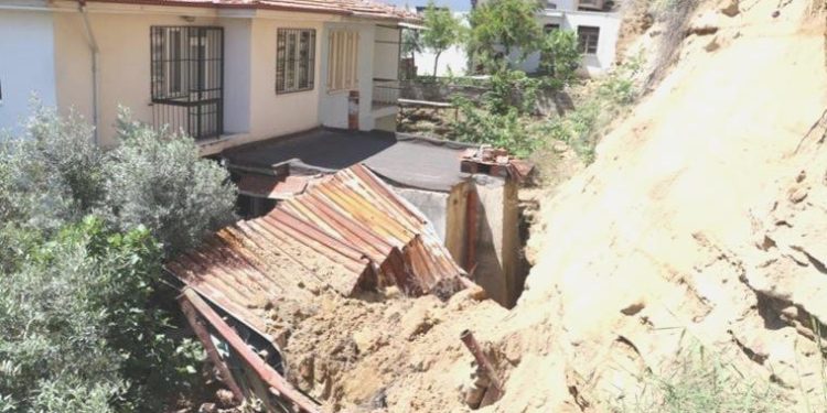 Heyelan sonrası mahalleli huzursuz: ‘Evlerimize girmeye korkuyoruz’
