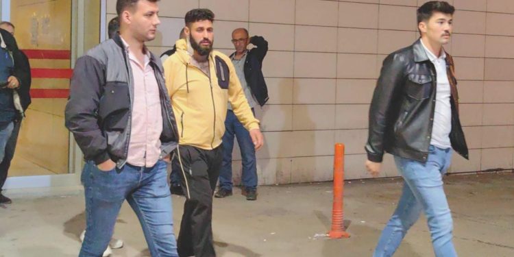 Hırsız, konut sahibini boynundan bıçaklayıp kaçtı