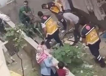 Hırsızlık için 5 katlı binanın çatısına çıktı: Metrelerce yüksekten düştü