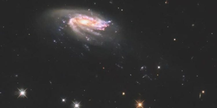 Hubble, şaşırtan özelliklere sahip bir galaksi keşfetti