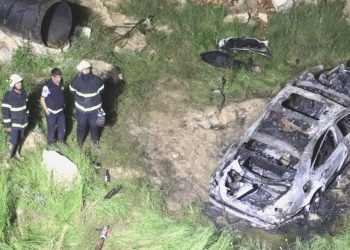 İki araba çarpıştı, alev topuna döndü: 1 kişi yanarak öldü, 9 kişi yaralı