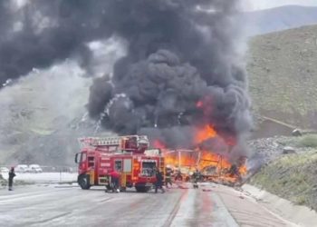 İki TIR’ın çarpışması sonucu sprey tüpleri patladı: Yol trafiğe kapatıldı