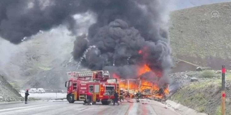 İki TIR’ın çarpışması sonucu sprey tüpleri patladı: Yol trafiğe kapatıldı