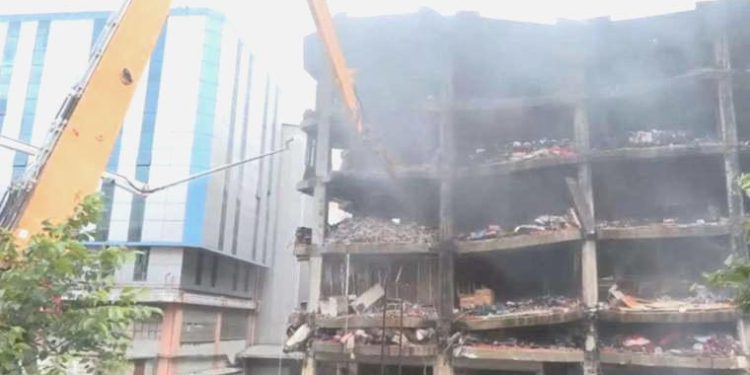 İkitelli’de yangın çıkan binanın yıkımına başlandı